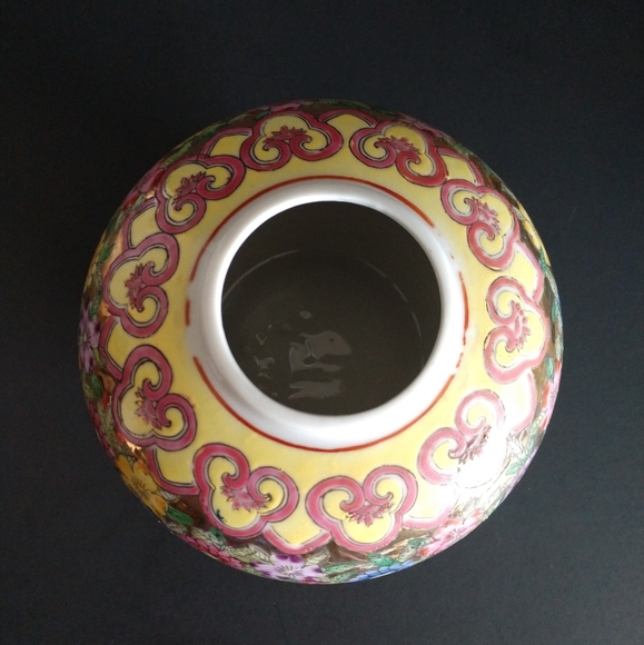 ‼️ SOLD ‼️ Ginger Jar/Vase Handpainted Flowers Hong Kong - Picture 2 of 13